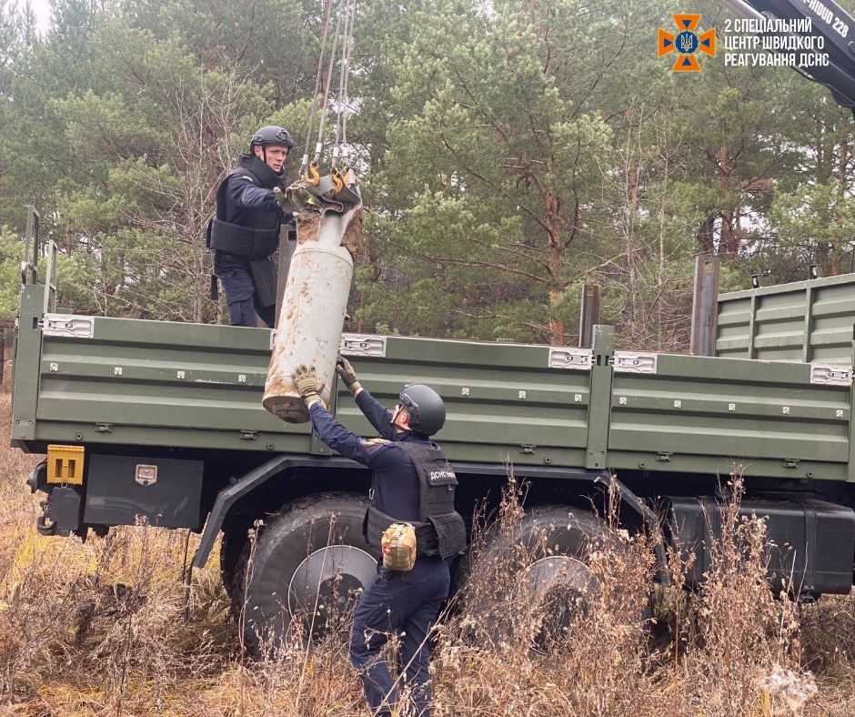 Протягом тижня саперами ДСНС на Харківщині було знешкоджено майже 600 ворожих боєприпасів (відео)