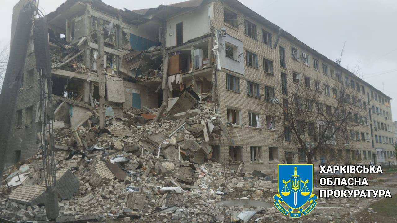 Окупанти влучили у пʼятиповерхівку у Ківшарівці: одну людину травмовано, троє, ймовірно, загинули