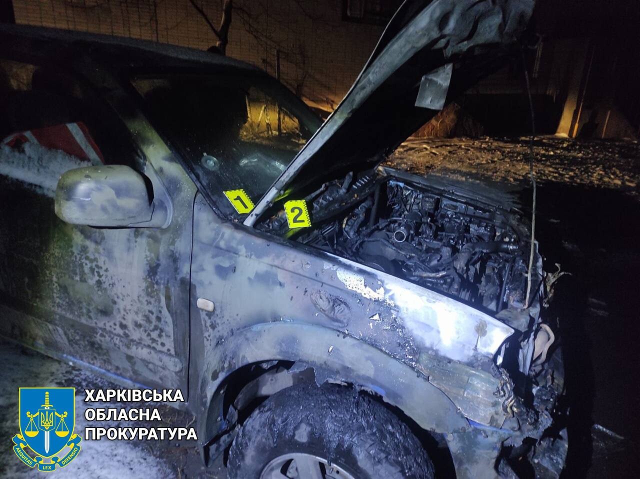 Обовʼязково залишити карту «джокера»: у Харкові затримано двох друзів, які підпалювали авто українських військових (фото)