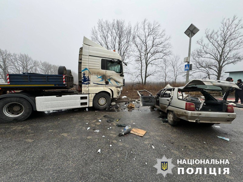 На Харківщині внаслідок зіткнення вантажівки та автівки загинуло двоє людей