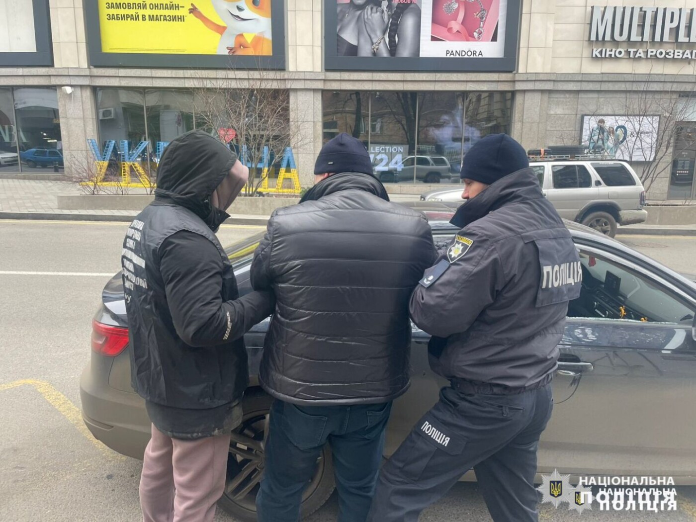 10 000 доларів США за уникнення мобілізації: у Харкові затримано ділка