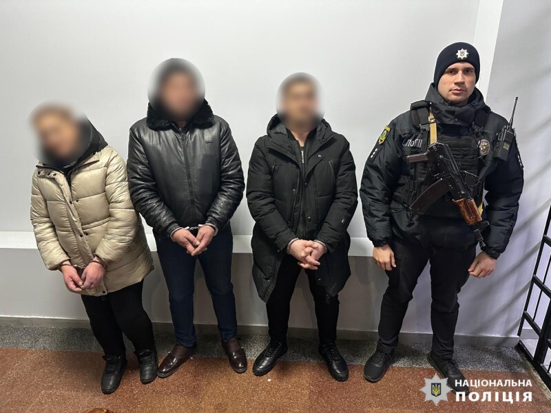 У Харкові затримали жінку та двох чоловіків, які пограбували пенсіонерку