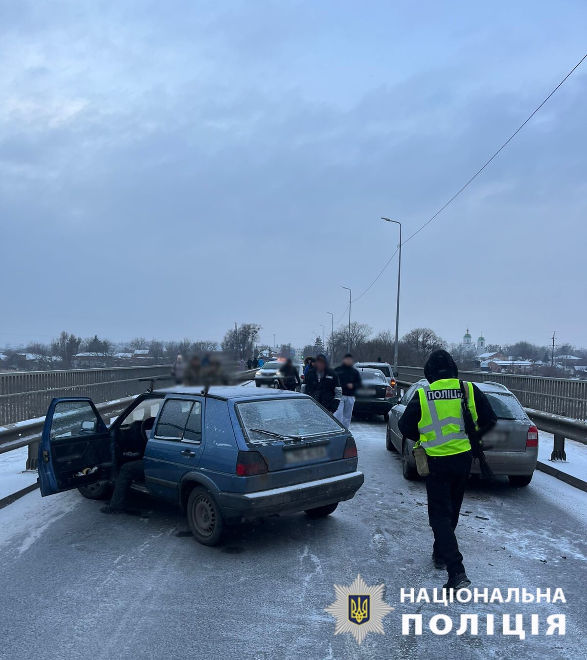 На Харківщині на мосту зіткнулися дві автівки