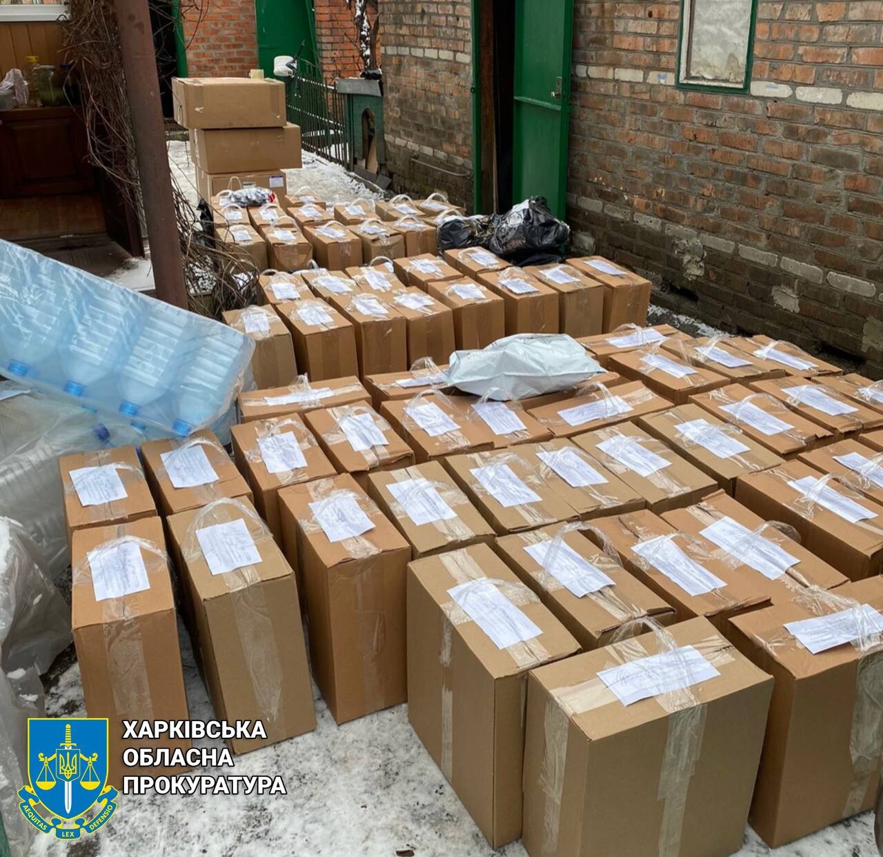 На Харківщині ліквідовано підпільні цехи, де «штампували» сигарети та виготовляли фальсифікований алкоголь