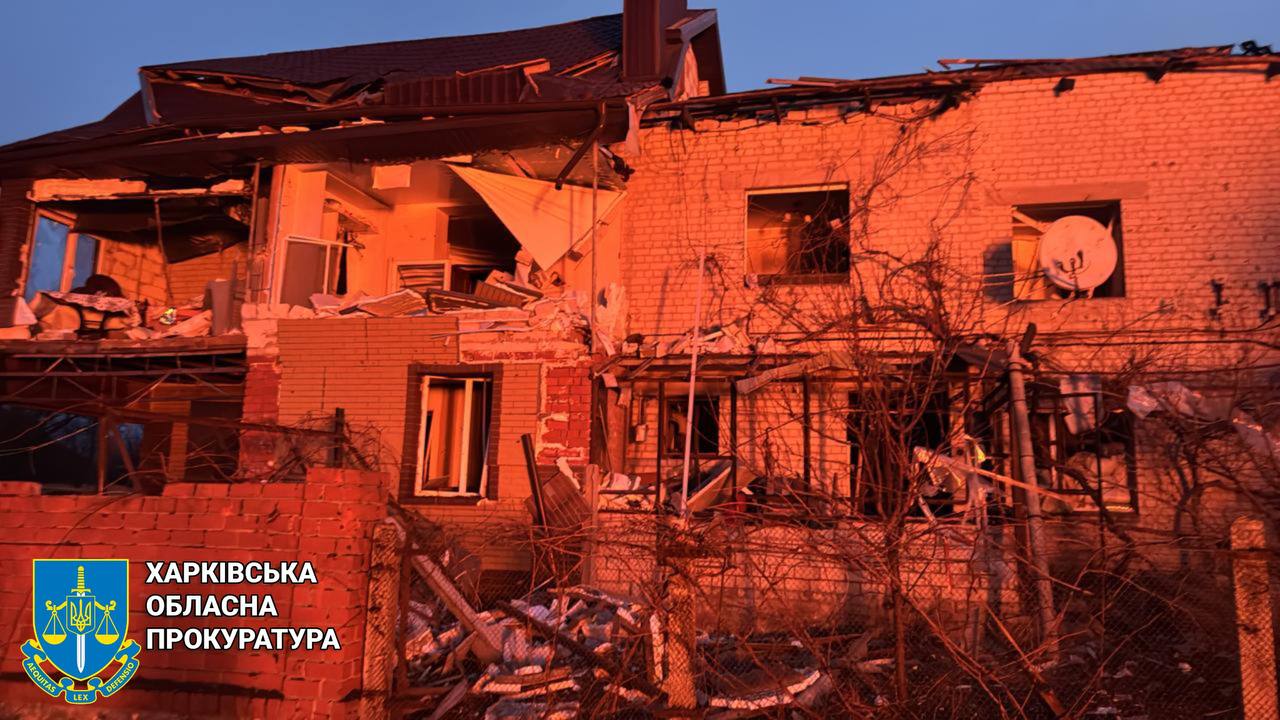 Росіяни здійснили авіаатаку по селищу на Харківщині: загинула людина, є постраждалі