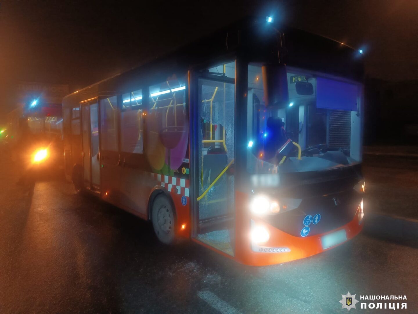У Харкові невідомі обстріляли два автобуси