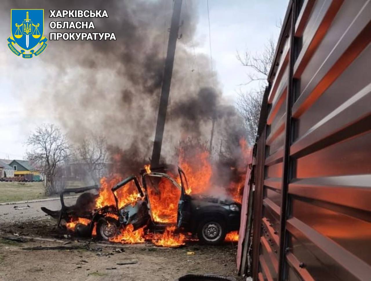 На Харківщині дрон ворога поцілив поруч з цивільною автівкою: двоє людей поранені