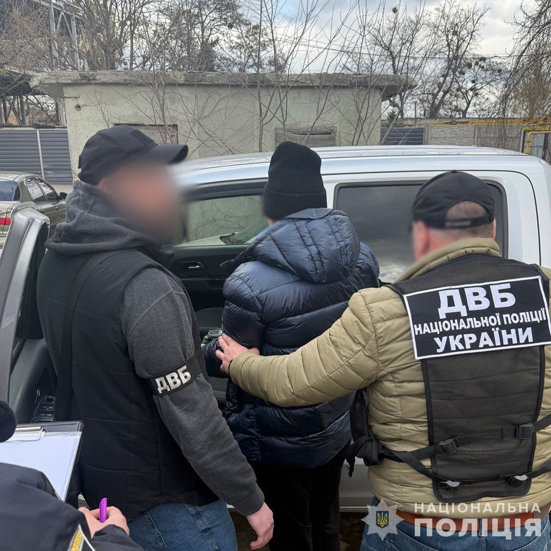У Харкові викрили «бігунка», який пропонував послуги з «вирішення питань» у сервісному центрі
