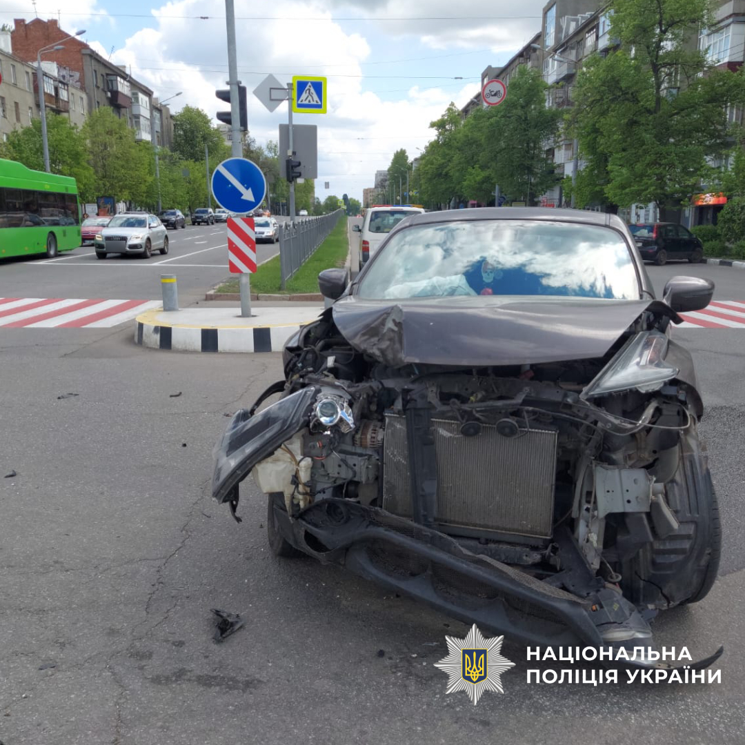 У Харкові внаслідок зіткнення автівок постраждало двоє людей