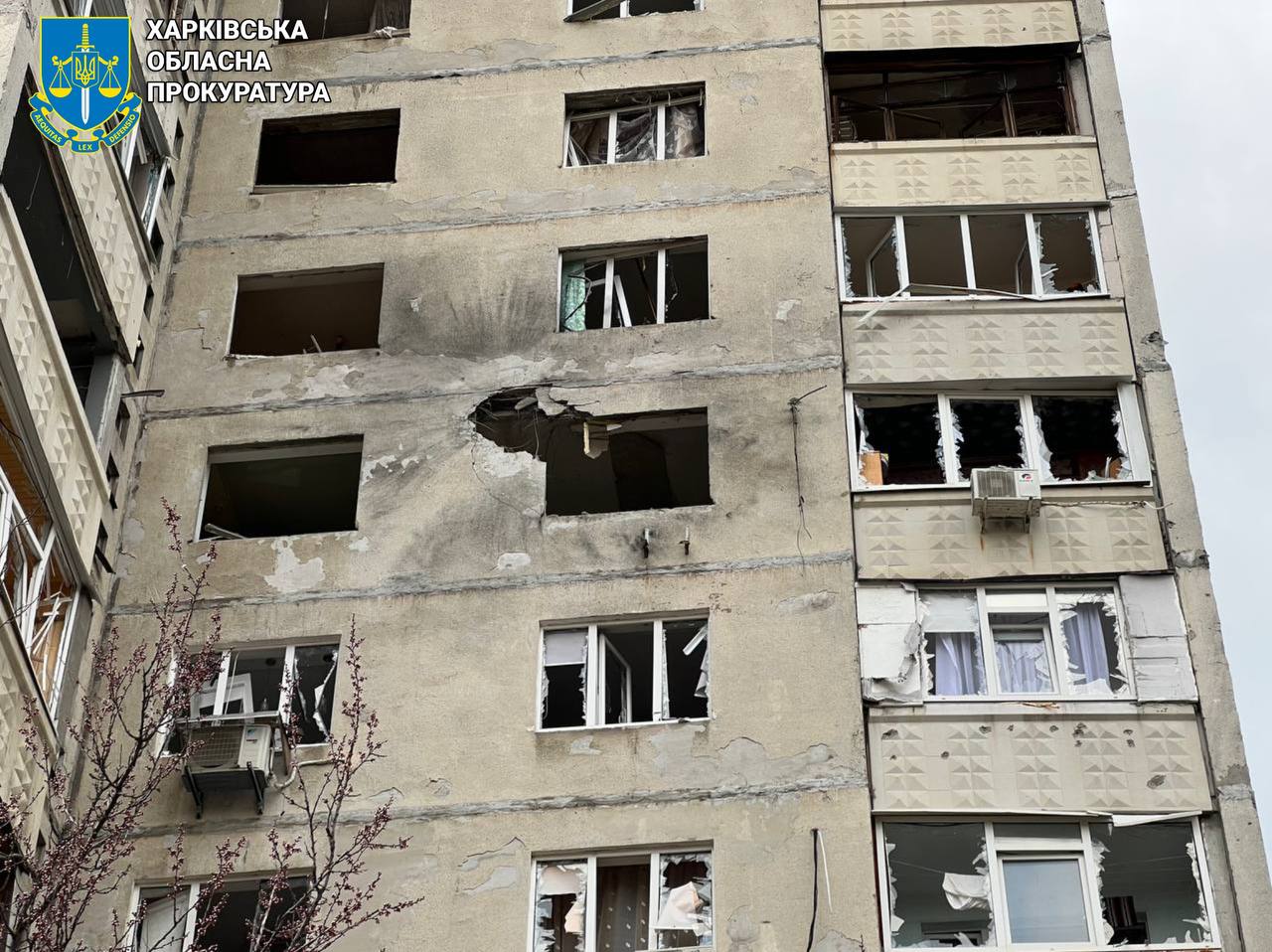 У Харкові російський БпЛА влучив у багатоповерхівку: постраждали пʼять людей