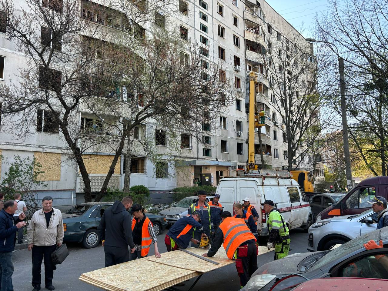 У Харкові усувають наслідки ракетного обстрілу