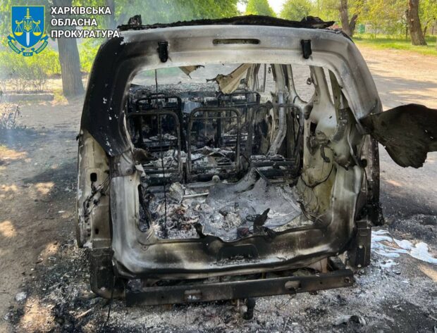 Дрон ворога вдарив поруч з цивільною автівкою у Купʼянську: постраждав лікар