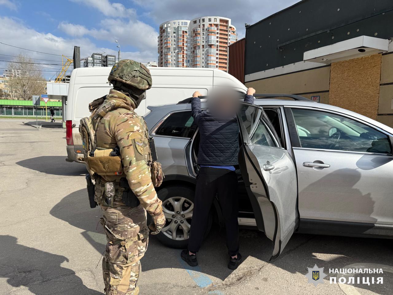 У Харкові затримано двох ділків, які за 14 000 доларів США допомагали військозобовʼязаному втекти з України