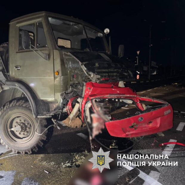 У Харкові внаслідок зіткнення автівки з КАМАЗом загинули троє чоловіків
