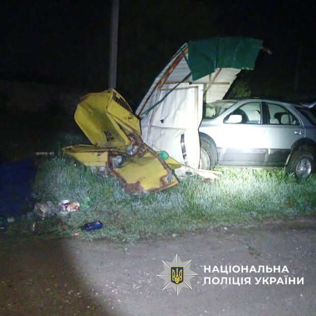 На Харківщині п'яний водій наїхав на баки для сміття