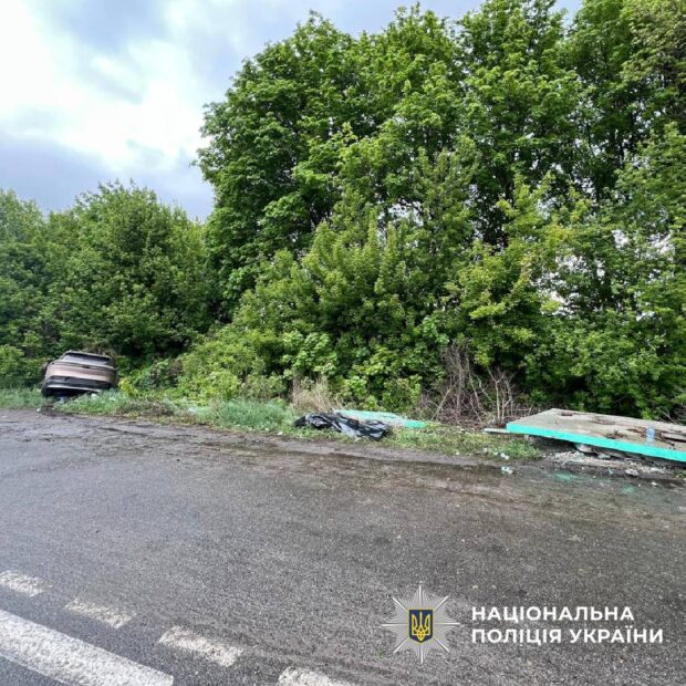 На Харківщині на жінку впала бетонна конструкція після того, як у зупинку врізалася автівка