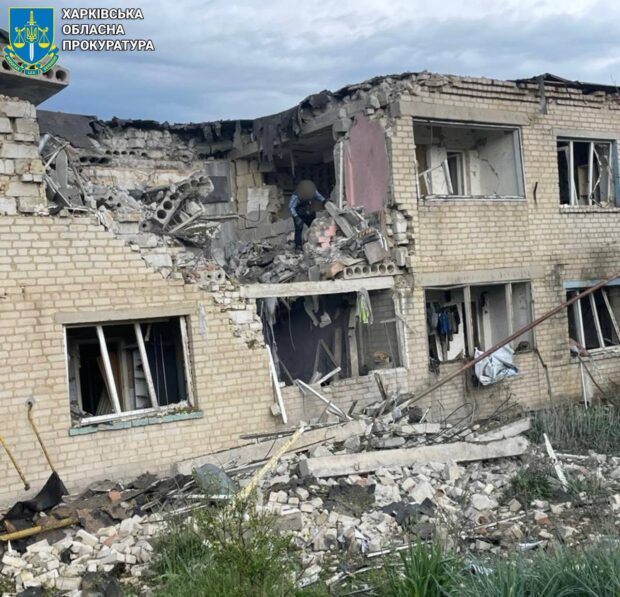 Двоє мирних мешканок постраждали внаслідок авіаатаки ворога по селу на Купʼянщині
