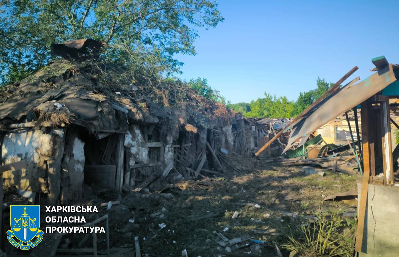 Одна жінка загинула, ще двоє постраждали: правоохоронці зафіксували наслідки ворожої авіаатаки ворога по селу на Купʼянщині