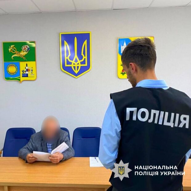 Закривав очі на самовільне захоплення пляжної зони на озері у Безлюдівці: слідчі повідомили посадовцю про підозру