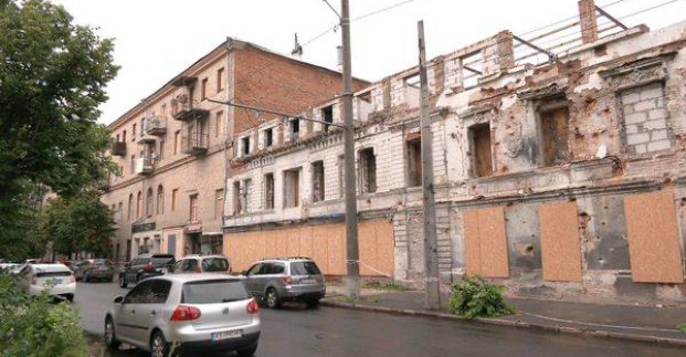 На майдані Героїв Небесної Сотні демонтують пошкоджений будинок