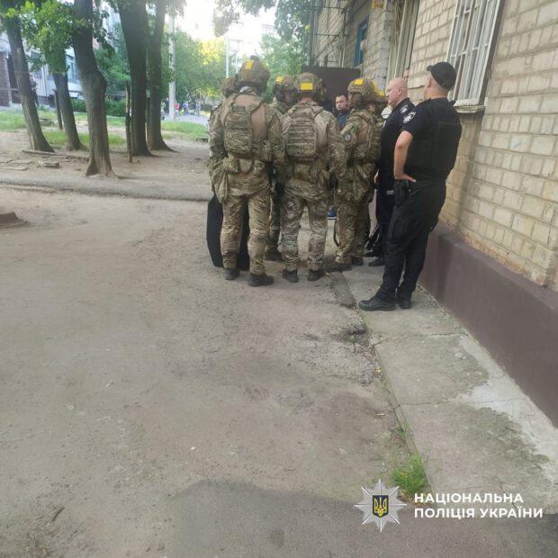 У Харкові поліція звільнила двох жінок, яких чоловік утримував у квартирі та погрожував ножем