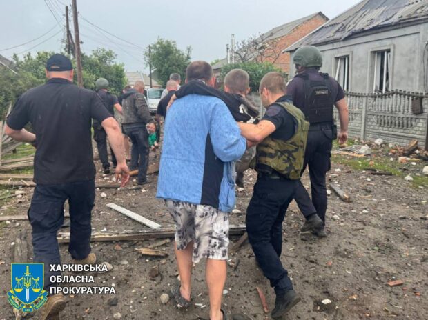 Росіяни вдарили з авіації по Золочеву на Харківщині: постраждали пʼять людей, серед яких дитина