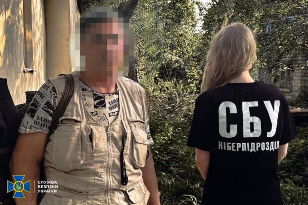 На Харківщині затримали проросійського агітатора, який публічно підтримував загарбників та облаштував «склад» зі зброєю у себе вдома