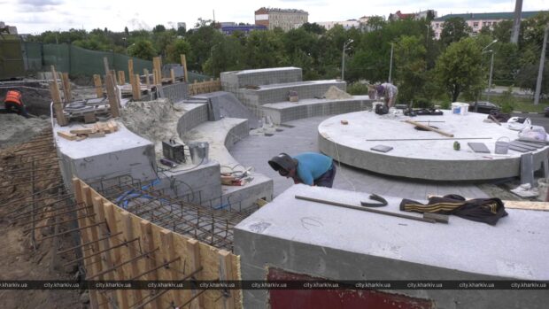 У сквері біля Вічного вогню укріплюють схил