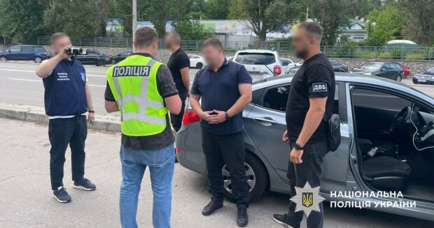 У Харкові затримано ділка, який за гроші організовував права «під ключ»