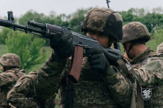 На Харківському напрямку минулої доби відбулося три боєзіткнення, на Куп’янському зафіксовано сім атак окупантів - Генштаб ЗСУ