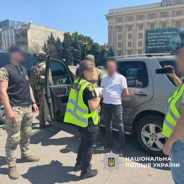 Вимагав і отримав гроші за «допомогу»: у Харкові затримано посадовця ЦНАПу