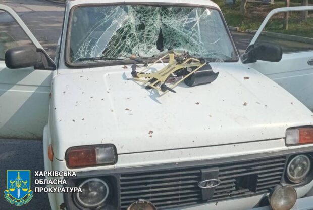 Російський дрон влучив у цивільне авто в Куп’янську: троє людей дістали поранення