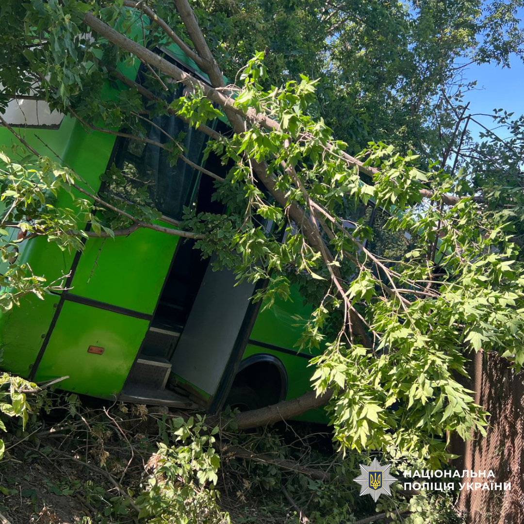 У Харкові водій автобуса не впорався з керуванням та з’їхав у кювет