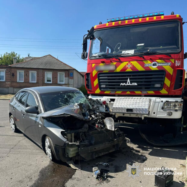 У Харкові внаслідок зіткнення автівки з пожежним автомобілем постраждали двоє людей
