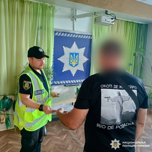 На Харківщині на блокпості чоловік затиснув руку поліцейського у вікні авто та утік