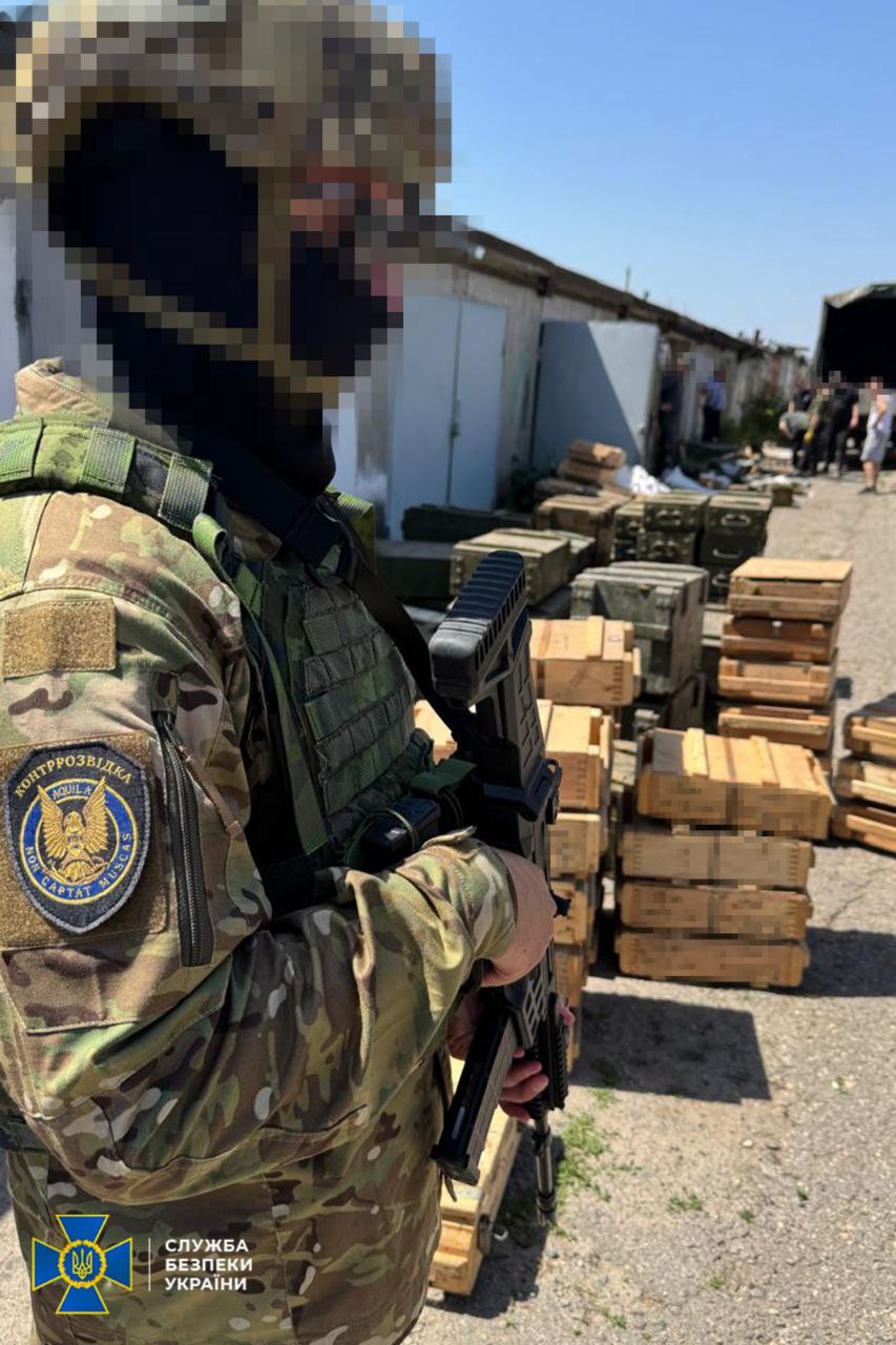 У Харкові викрили масштабний схрон зброї: російські спецслужби намагалися приховати цей арсенал для своїх диверсійних груп (відео)