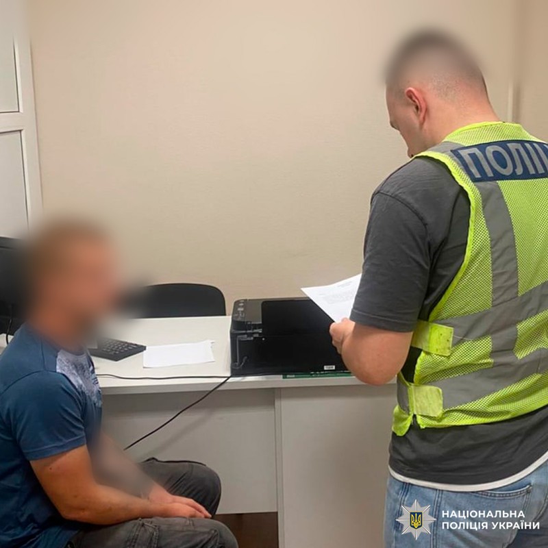 У Харкові затримали чоловіка, який у пошуках “легких грошей” підпалив двері квартири