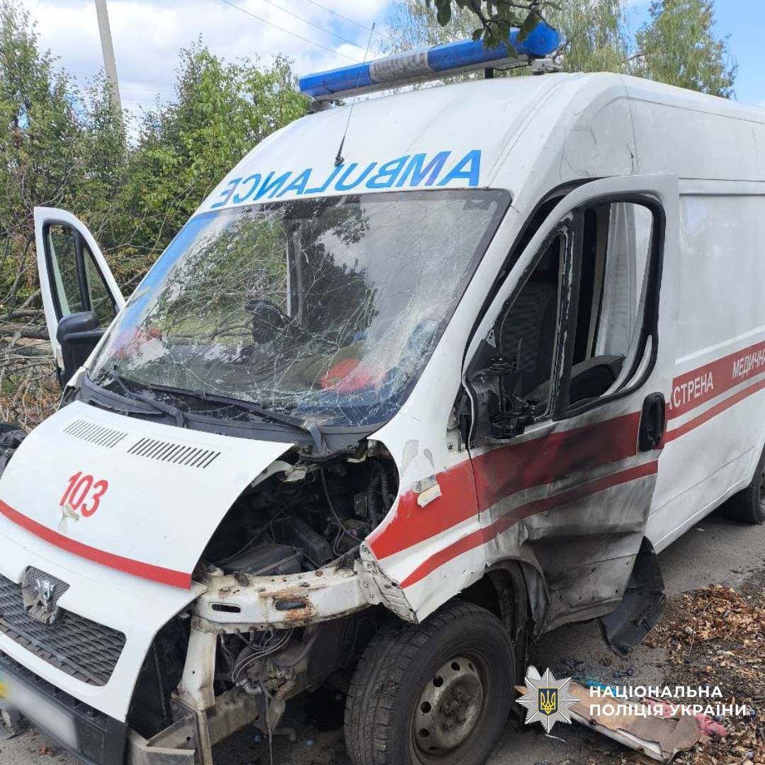 На Харківщині ворожий дрон влучив в автівку швидкої допомоги