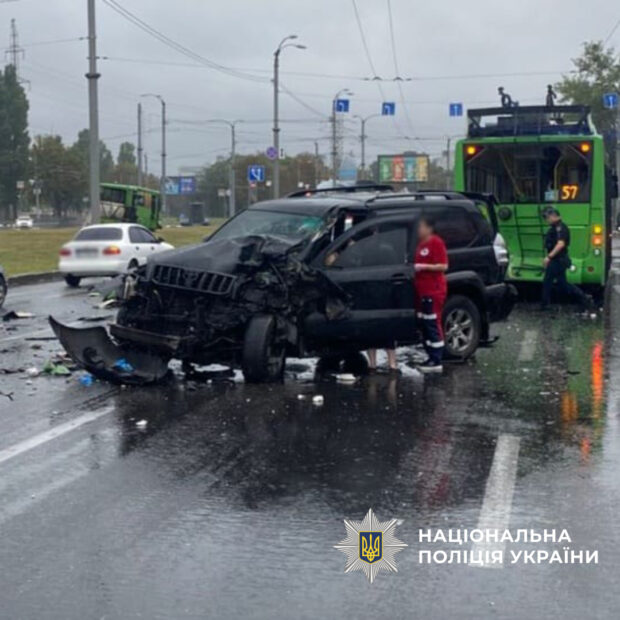 У Харкові внаслідок зіткнення легковика, автобуса та тролейбуса постраждали 8 людей