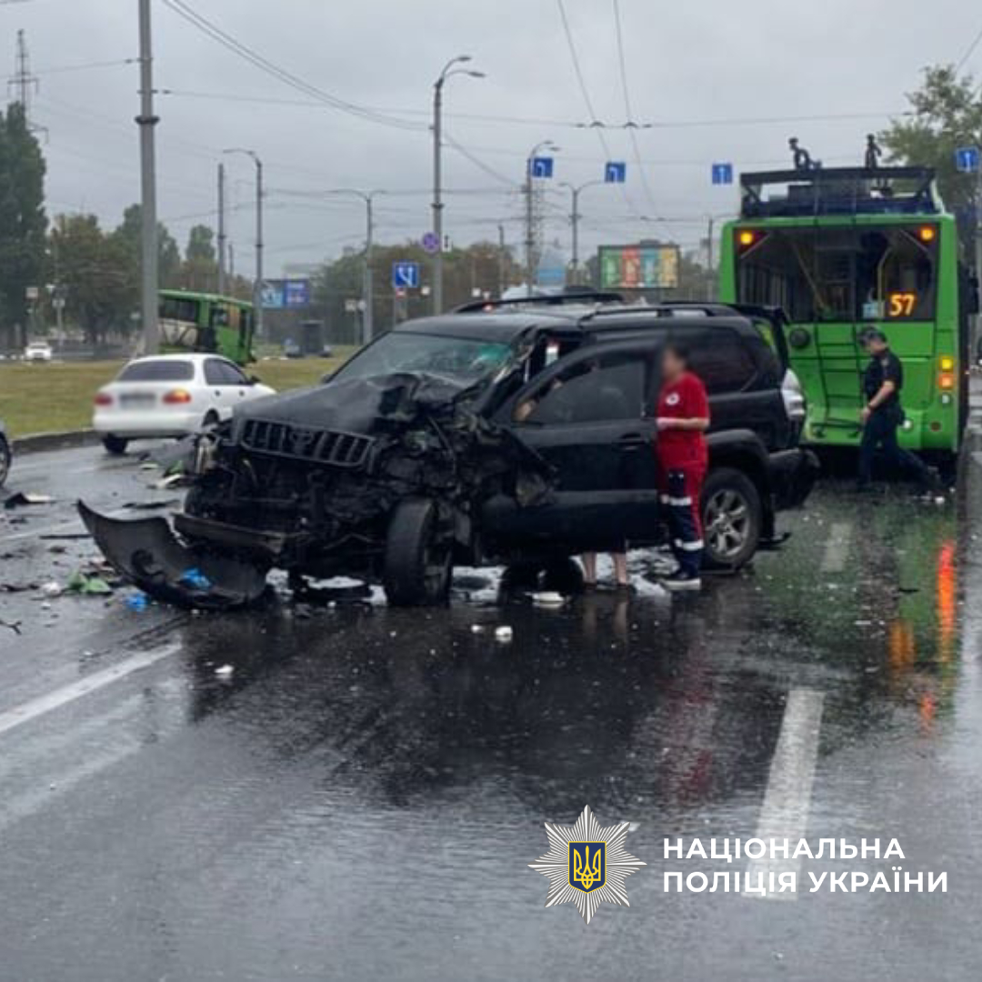 У Харкові внаслідок зіткнення легковика, автобуса та тролейбуса постраждали 8 людей