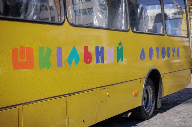 Громади Харківської області отримали нові шкільні автобуси, обладнані інклюзивними місцями