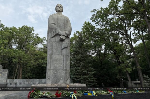У Харкові поклали квіти до Меморіалу Слави