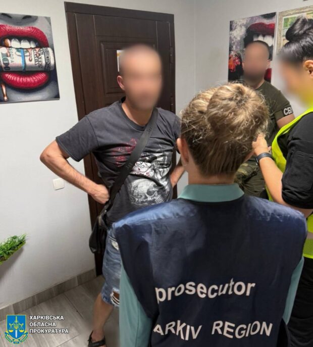 У Харкові затримано чоловіка, який за 25 000 доларів організовував втечу з країни