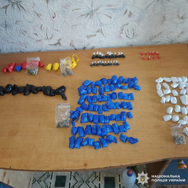На Харківщині поліцейські затримали угруповання, яке щомісяця отримувало від наркоторгівлі понад мільйон гривень прибутку
