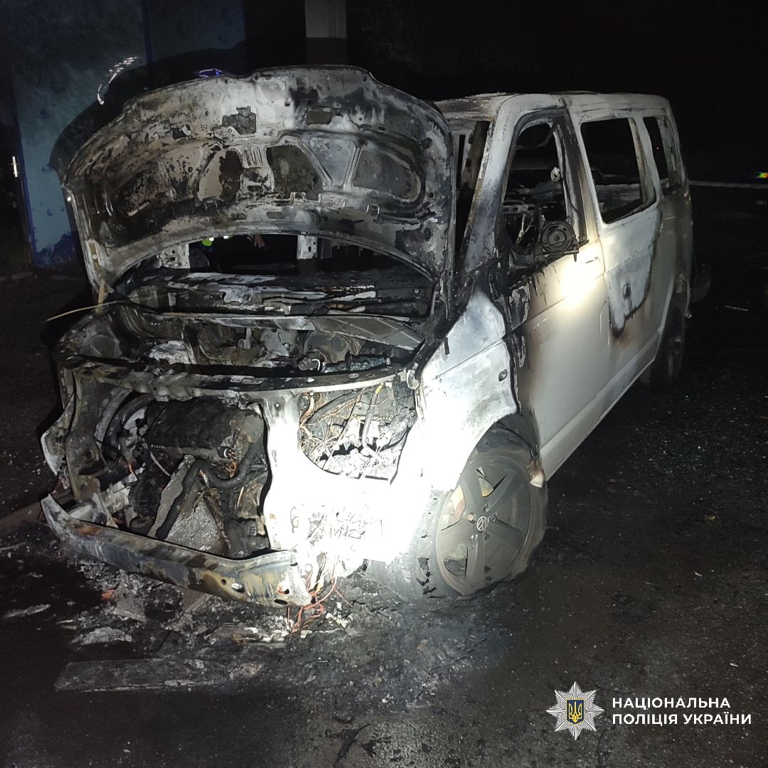 У Харкові затримали молодика, який підпалив мікроавтобус