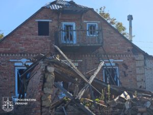 Внаслідок російського обстрілу села на Харківщині постраждали двоє людей