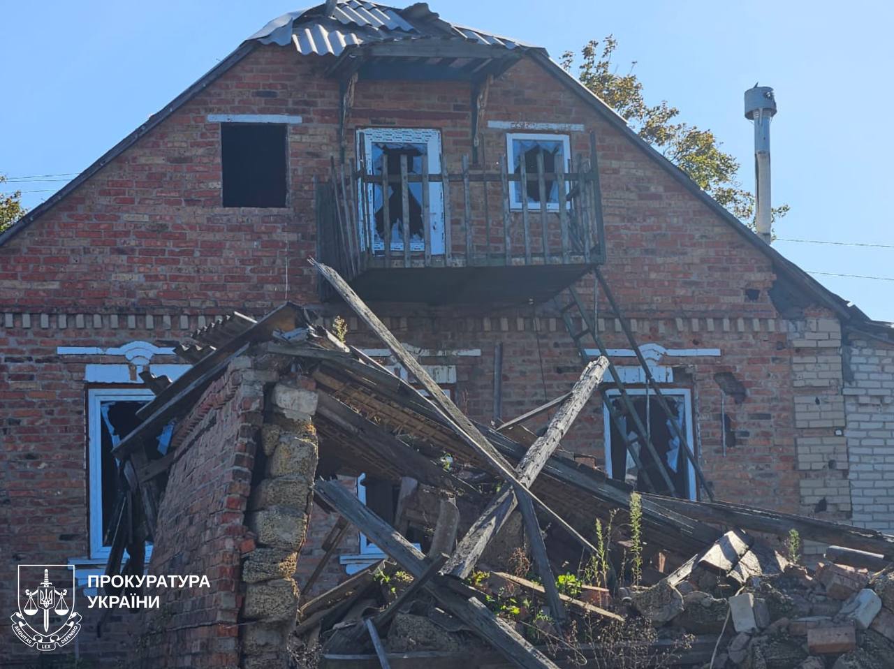 Внаслідок російського обстрілу села на Харківщині постраждали двоє людей