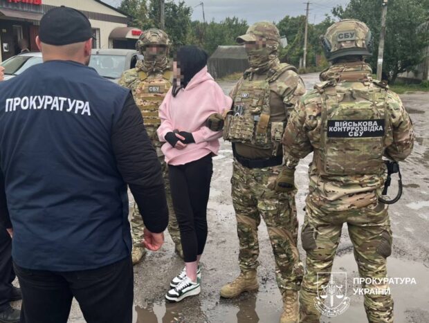 Харківʼянка за 25 000 доларів США обіцяла «шлях за кордон»: її затримали