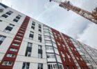 На вулиці Бучми триває відновлення житлової багатоповерхівки, яка була пошкоджена під час обстрілів у 2022 році