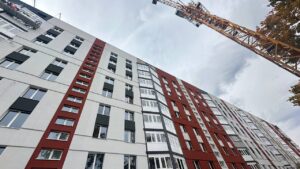 На вулиці Бучми триває відновлення житлової багатоповерхівки, яка була пошкоджена під час обстрілів у 2022 році